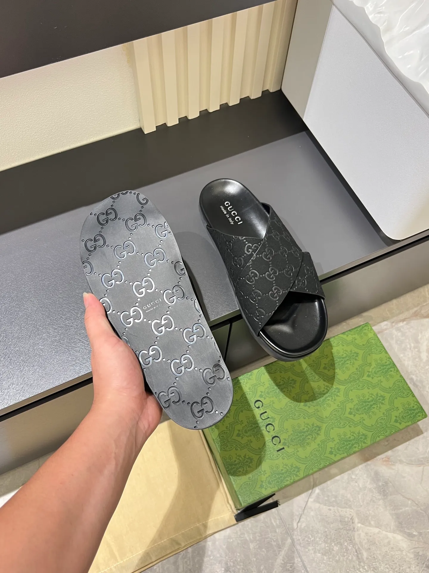 Men's Men's Shoes 💰p320 "GUCC＊" These slippers are made of GG polyester and feature a Gucci label on the front, adding a bold logo feel to the style. "Gucci Made in Italy" stamped label Rubber sole. Size 38-44